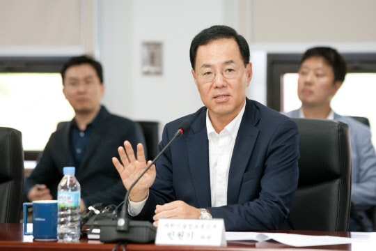 민원기 과학기술정보통신부 제2차관이 10일 오후 정부과천청사 과기정통부 생각나눔방에서 열린 '제1차 5G 통신정책협의회'에서 인사말을 하고 있다.  연합뉴스